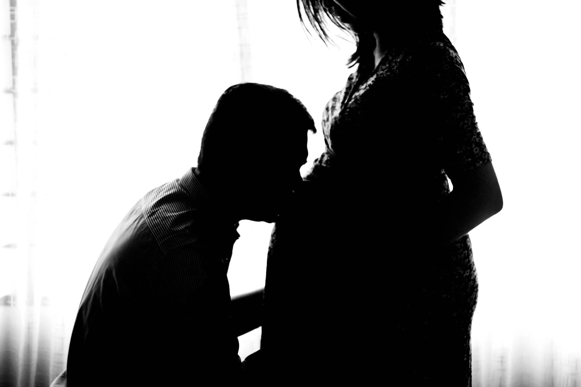 Mujer embarazada con su pareja