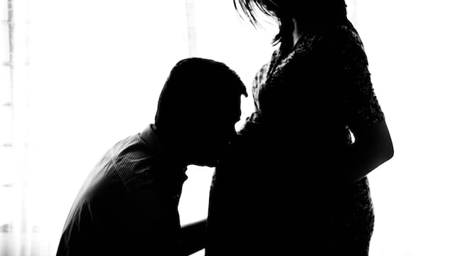 Mujer embarazada con su pareja