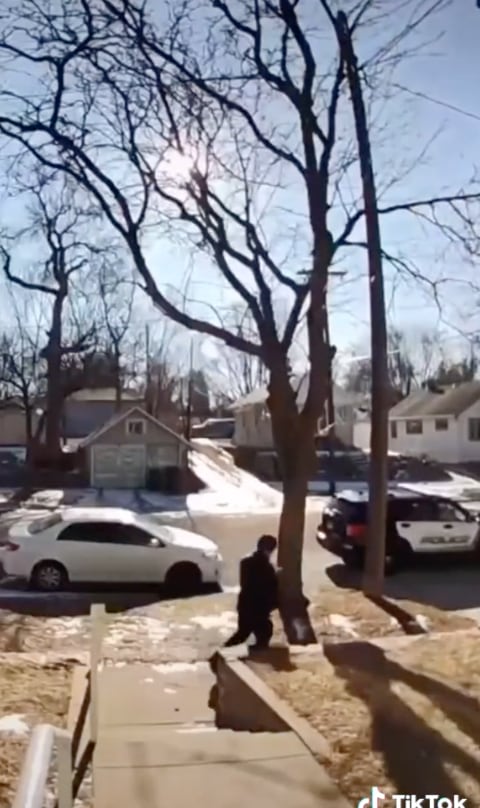 Detienen a repartidor y policía entrega pedido