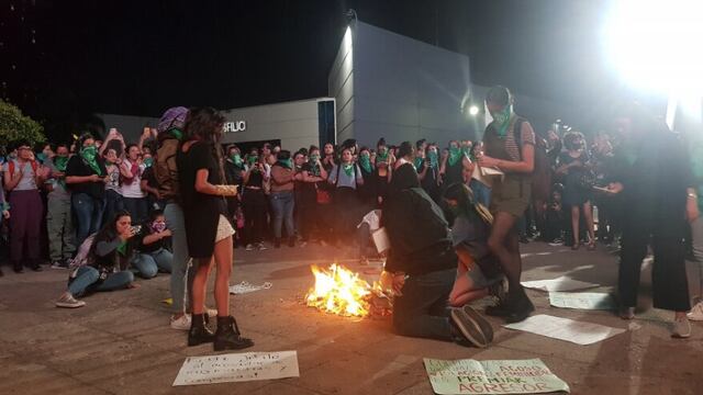 Queman libros contra terapias de conversión en FIL de Guadalajara.
