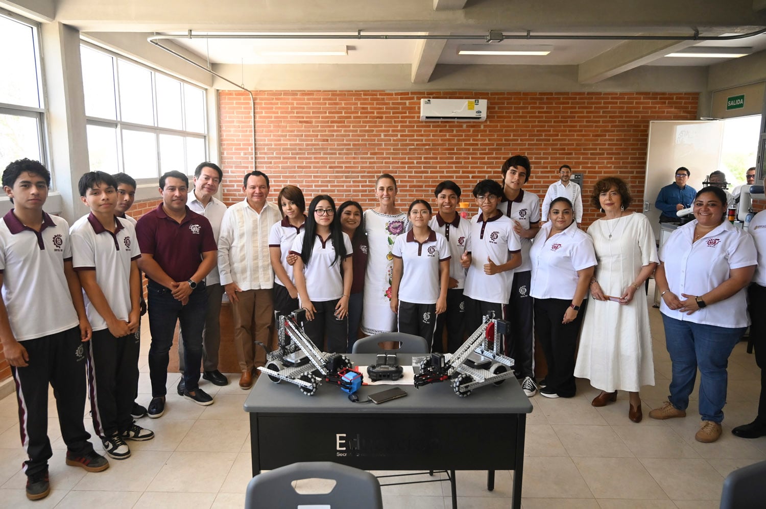 Claudia Sheinbaum impulsa tecnología en educación junto a robots