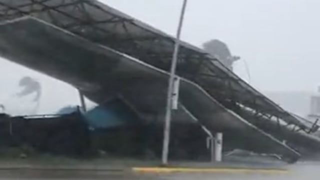 Huracán Nora derriba gigantesco espectacular