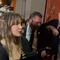 Belinda prefiere tomarse foto con fan a detenerse a hablar con reporteros y presume estreno de Jackpot, canción con Kenia Os