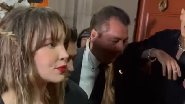 Belinda prefiere tomarse foto con fan a hablar con reporteros