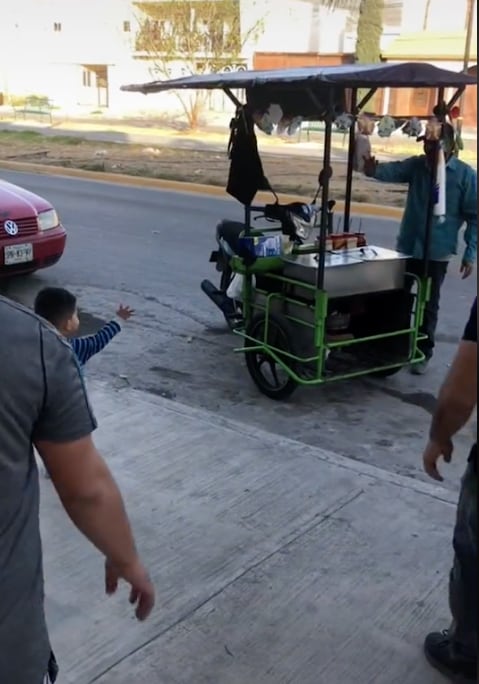 niño se emociona al ver al señor de los elotes