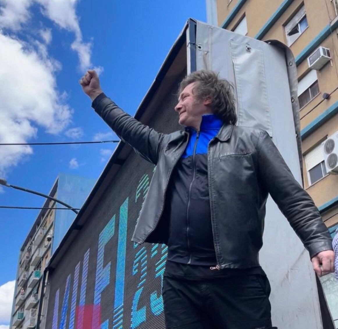 Javier Milei reduce la edad mínima para portación de armas en Argentina