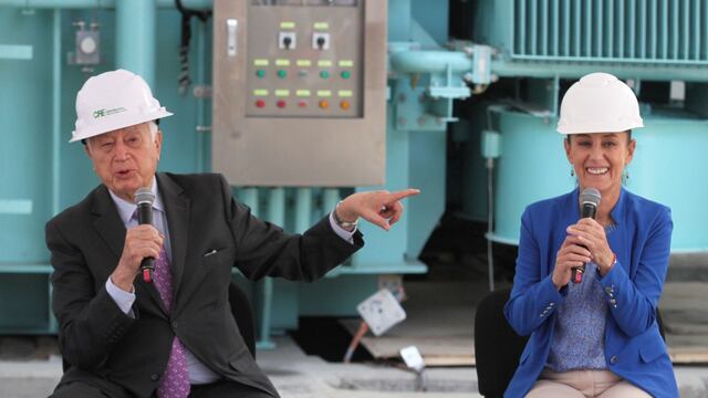 Manuel Bartlett, director de la Comisión Federal de Electricistas, y Claudia Sheinbaum, jefa de Gobierno, durante la supervisión del proyecto Metro-Energía