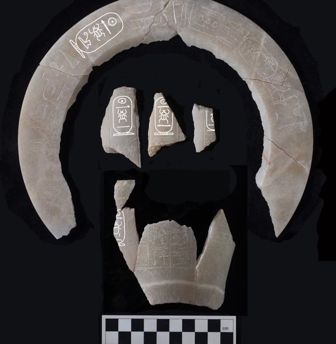 Fragmentos de alabastro que han servido para identificar la tumba de Tutmosis II