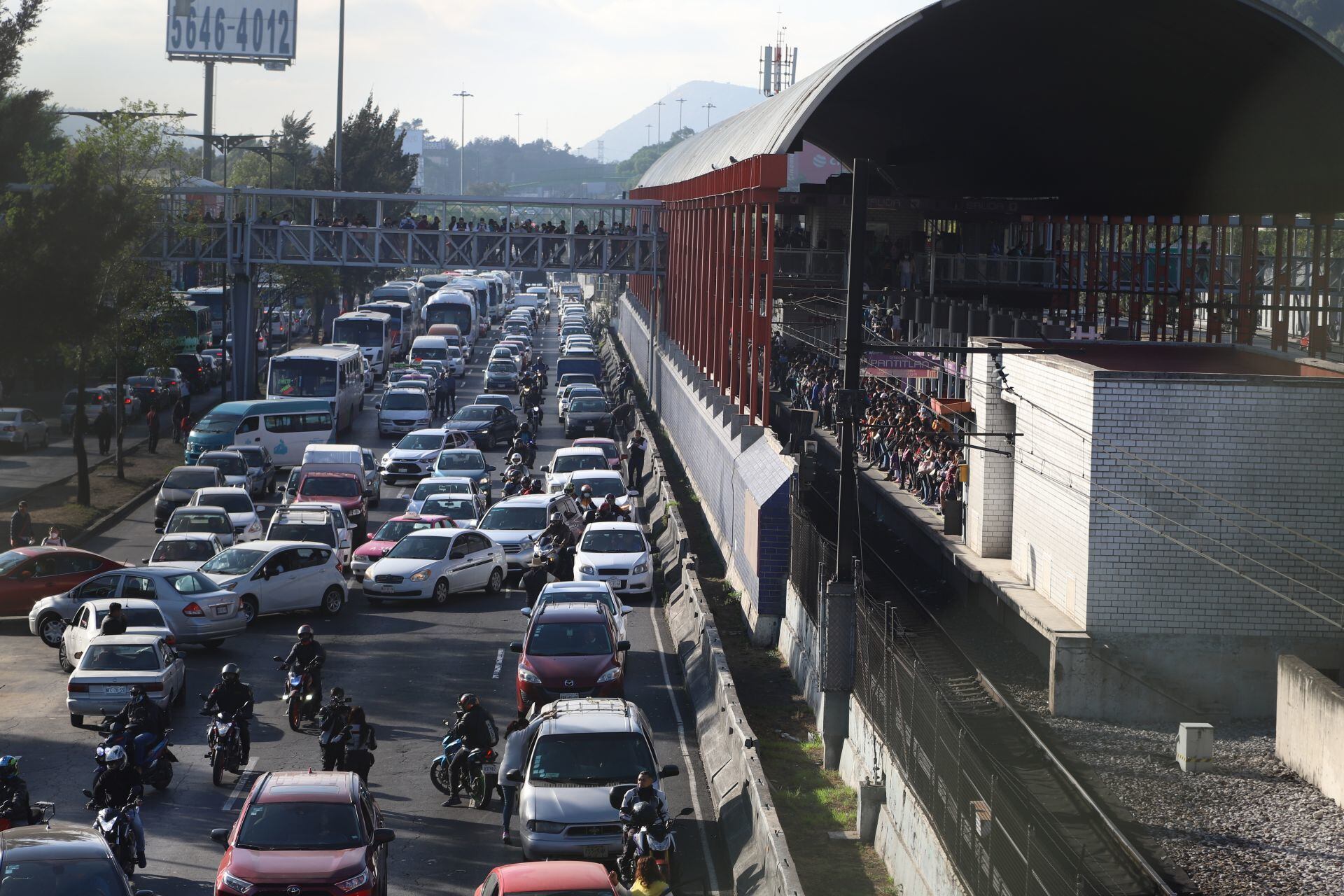 Una estación de la Línea A sobre avenida Zaragoza