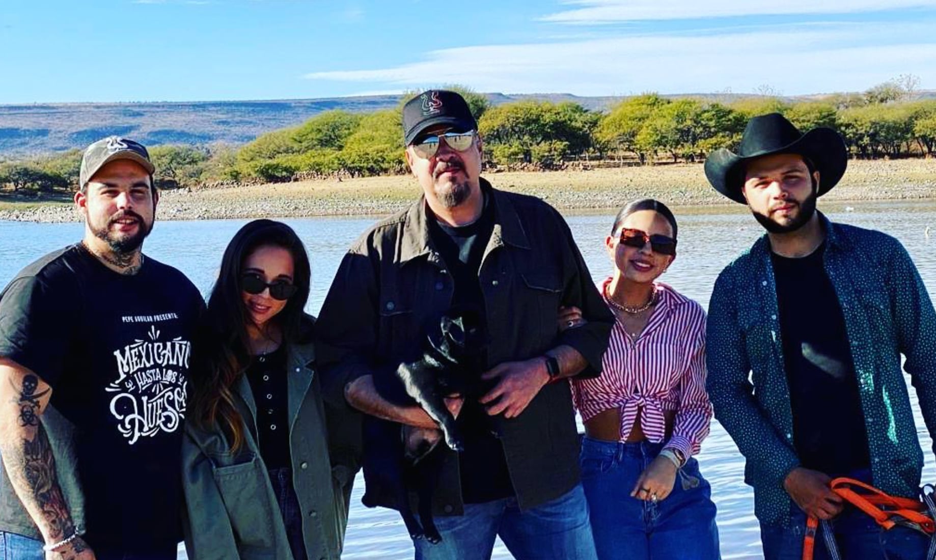 Pepe Aguilar y sus cuatro hijos