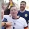 El momento más bizarro de un fan previo a la Eurocopa 2024; le levantaron la tradicional falda y sorprendió a todos