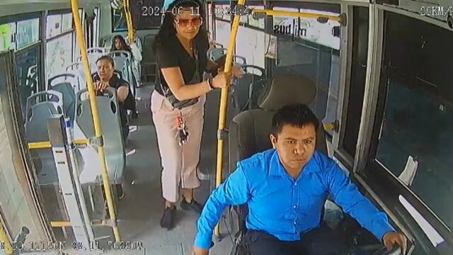 Pasajera golpea a chofer en Puebla