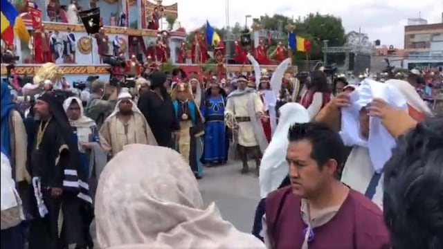 ¿Banderas de Rumania para representar a Roma en el Viacrucis? Sólo es posible en Iztapalapa