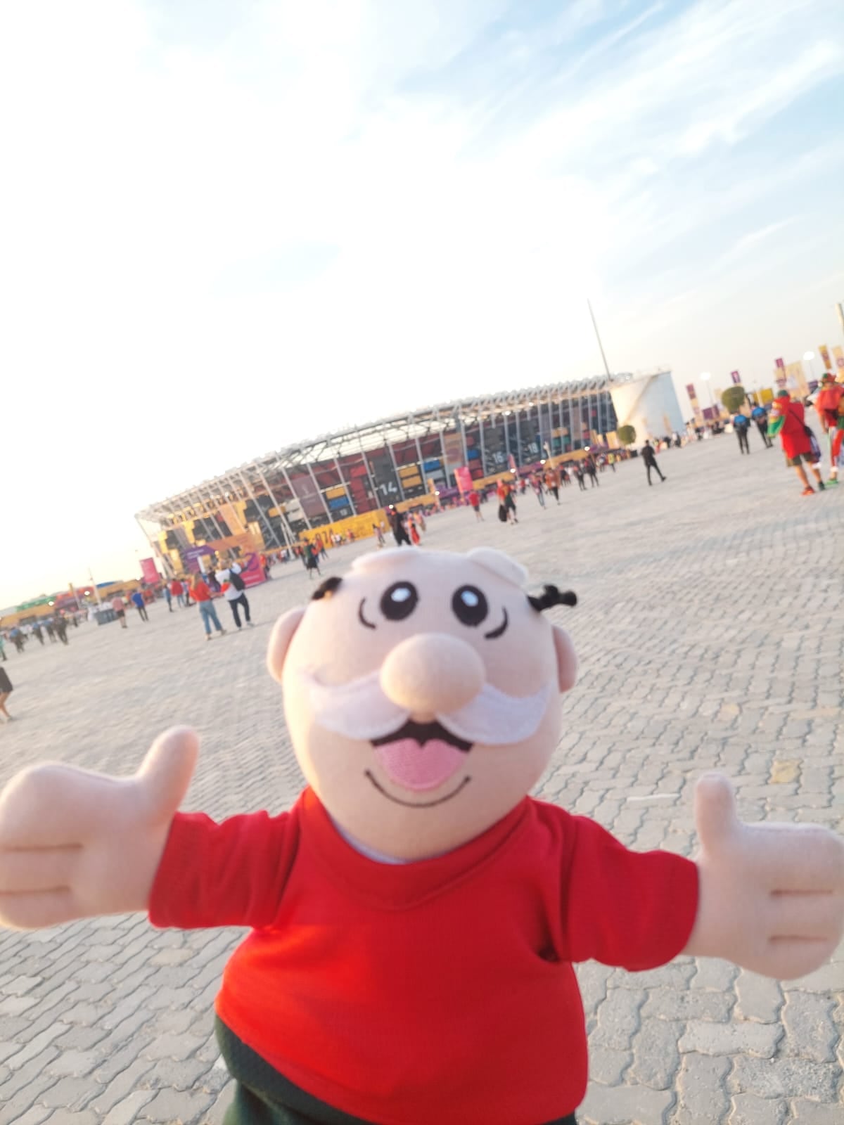 Fan lleva peluche del Dr. Simi de Cristiano Ronaldo