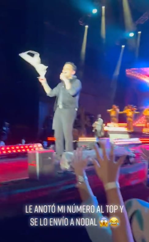 Christian Nodal recibe ropa interior de fan