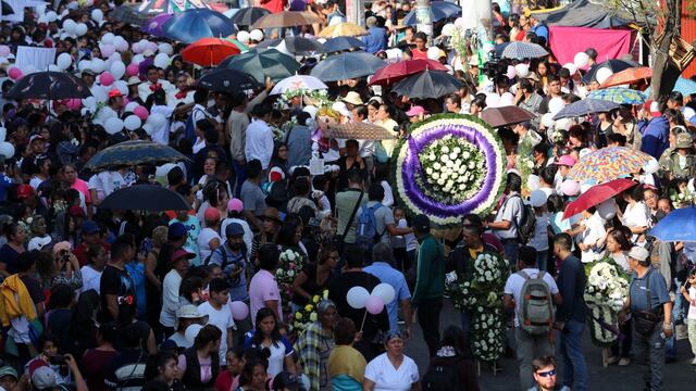 Decenas de personas acompañaron el féretro de Fátima Cecilia de su casa en Tláhuac al panteón de Santiago TUlyehualco, en Xochimilco.