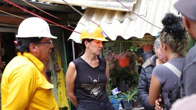Lía Limón con damnificados de Punta de Cehuayo