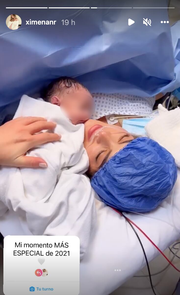 Ximena Navarrete con su bebé