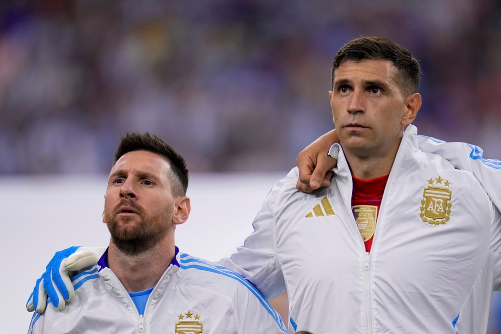 Messi y Dibu Martínez con Argentina.