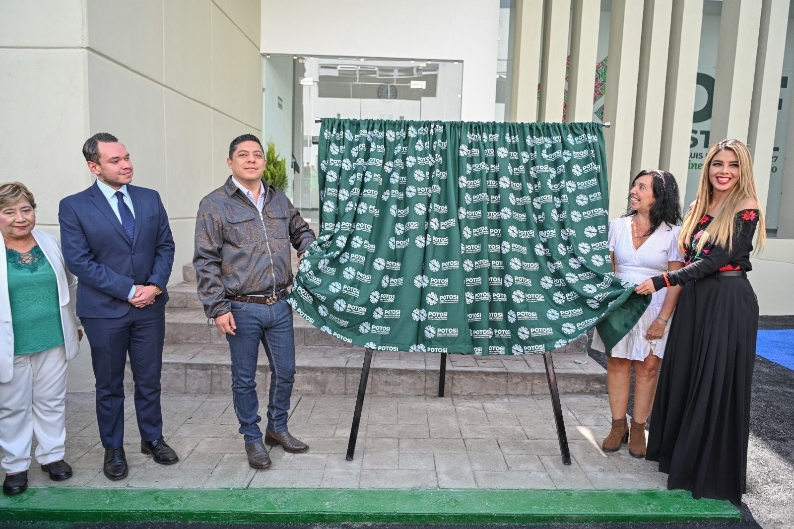 Ricardo Gallardo y Ruth González Silva son ejemplo de honestidad