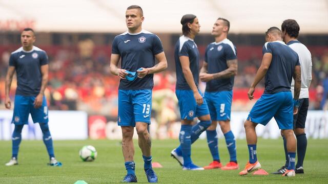 Jugadores de La Maquina en el calentamiento previo al duelo ante América