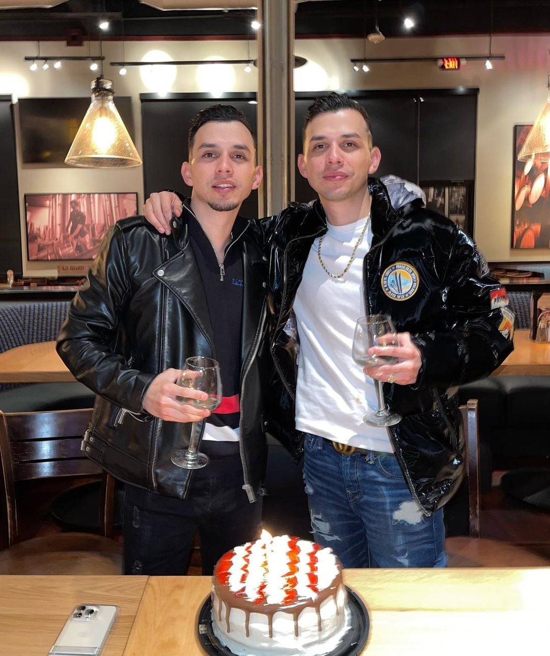 Carlos Parra con su hermano gemelo César Parra.