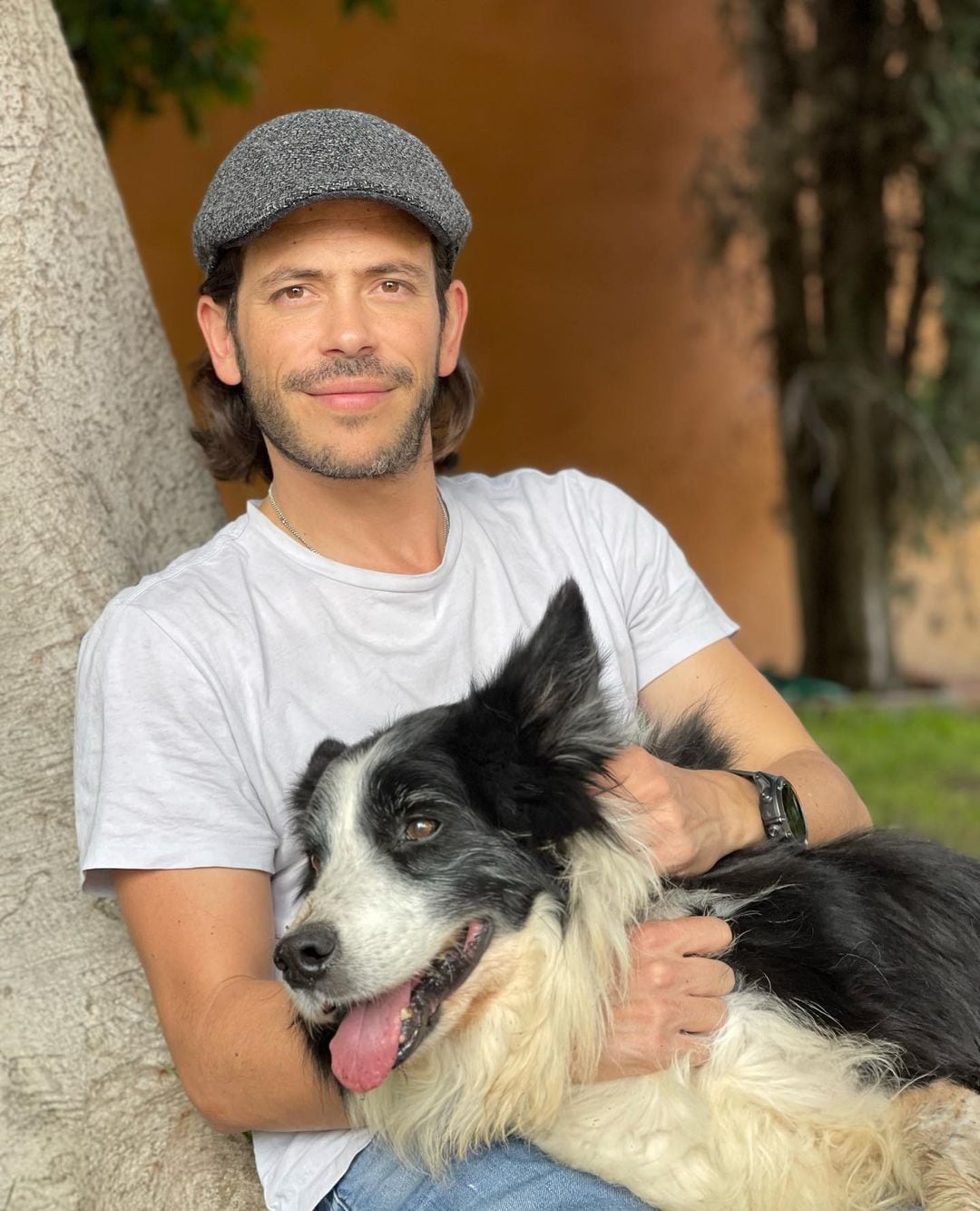 Adrián Niño de Rivera y su mascota.