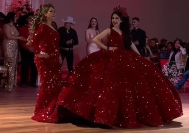 mamá de la quinceañera usó un vestido casi idéntico