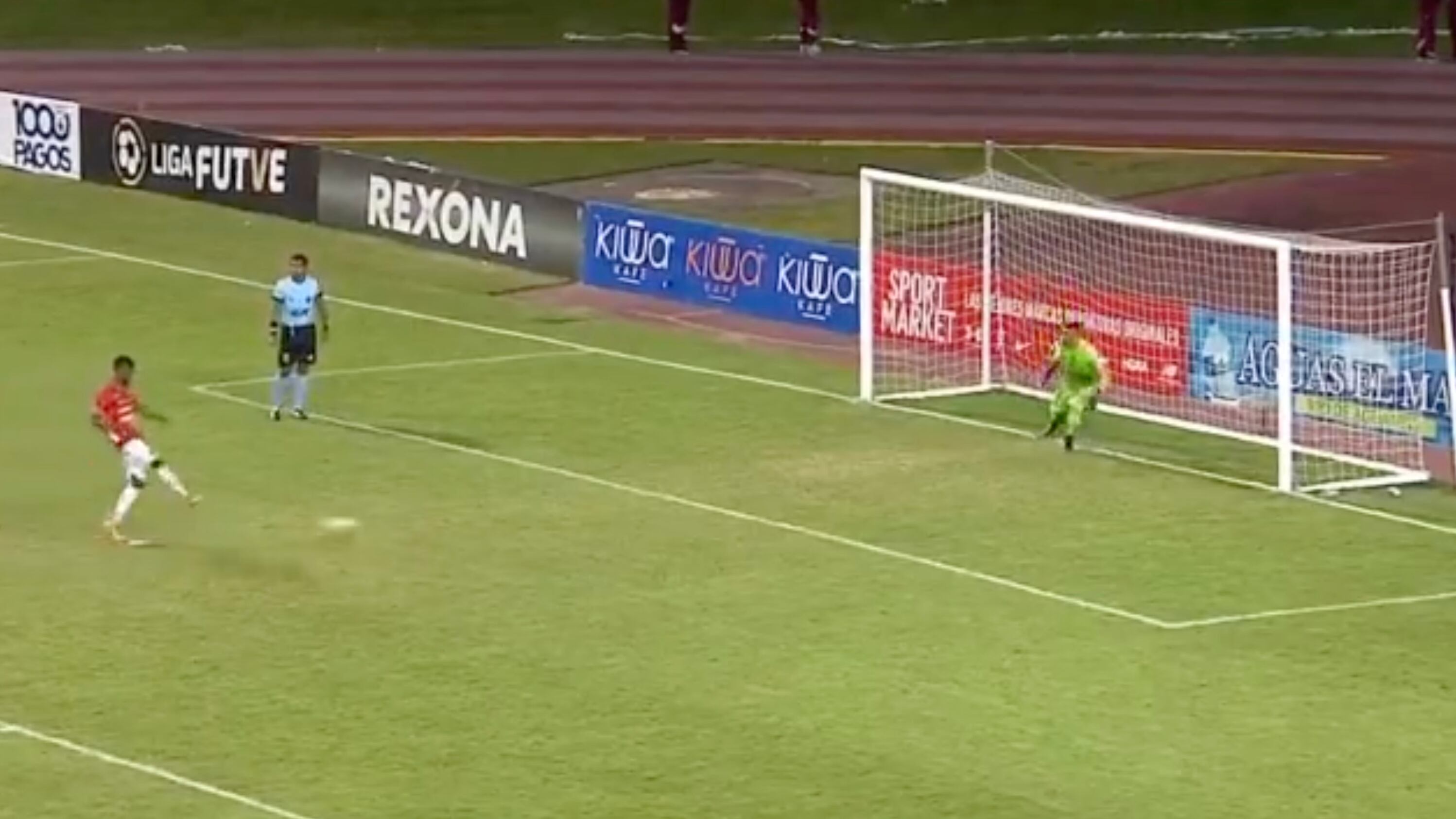 Se jugaba el Clásico Nacional pero un gol anulado provocó la tanda de penales más insólita