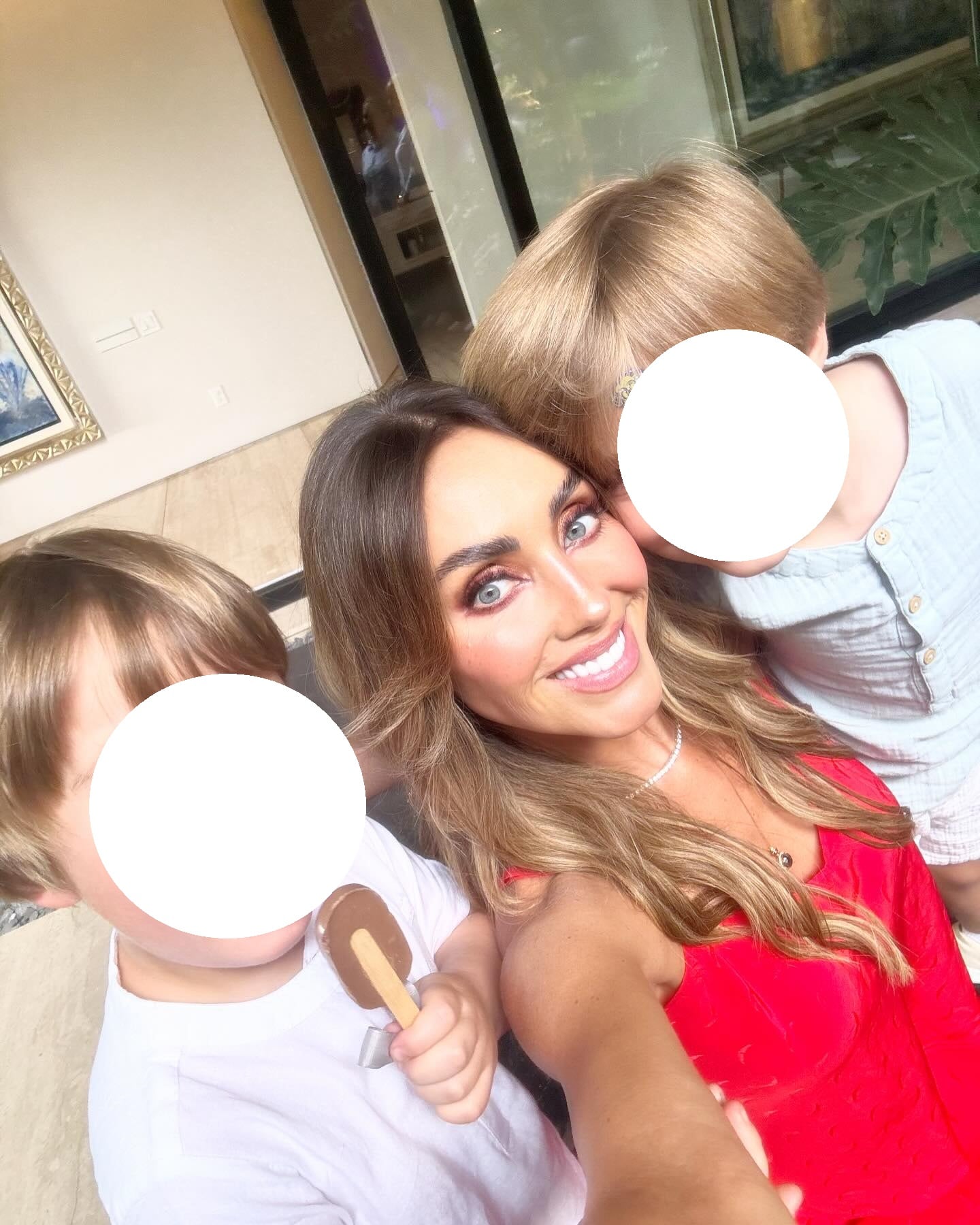 Anahí con sus dos hijos; Manuel y Emiliano.