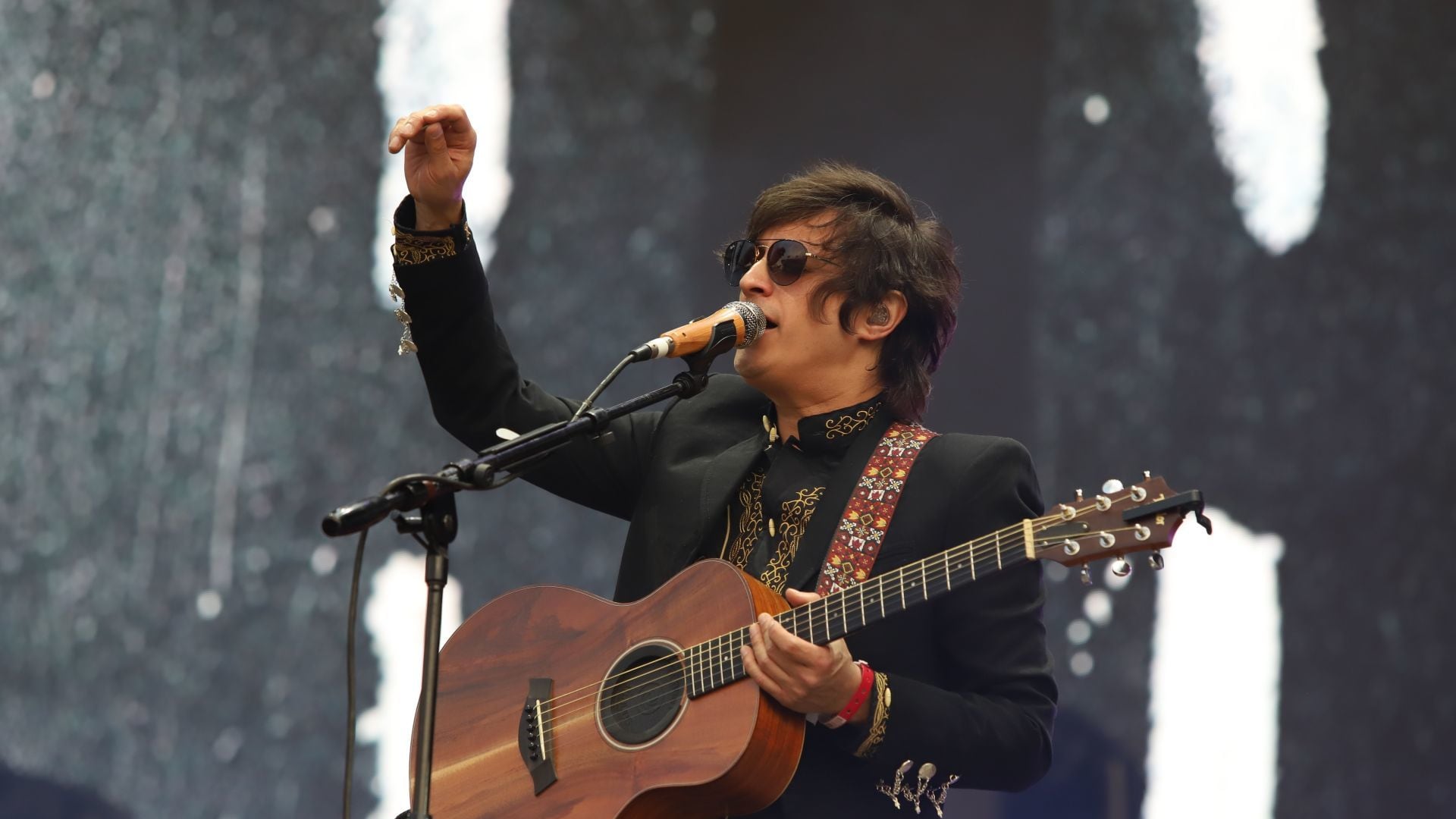 Siddhartha cantó con mariachi en el Vive Latino y sus seguidores se lo agradecen