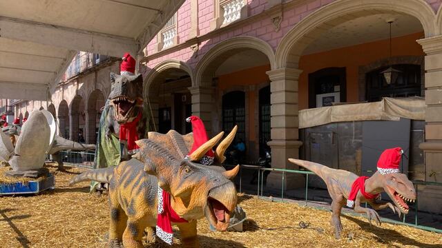 Celaya llevó la Navidad a otro nivel colocando Dinosaurios con gorritos rojos