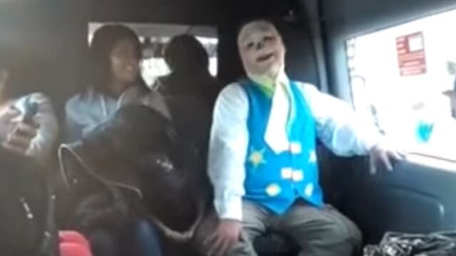 Payaso en una combi del Estado de México