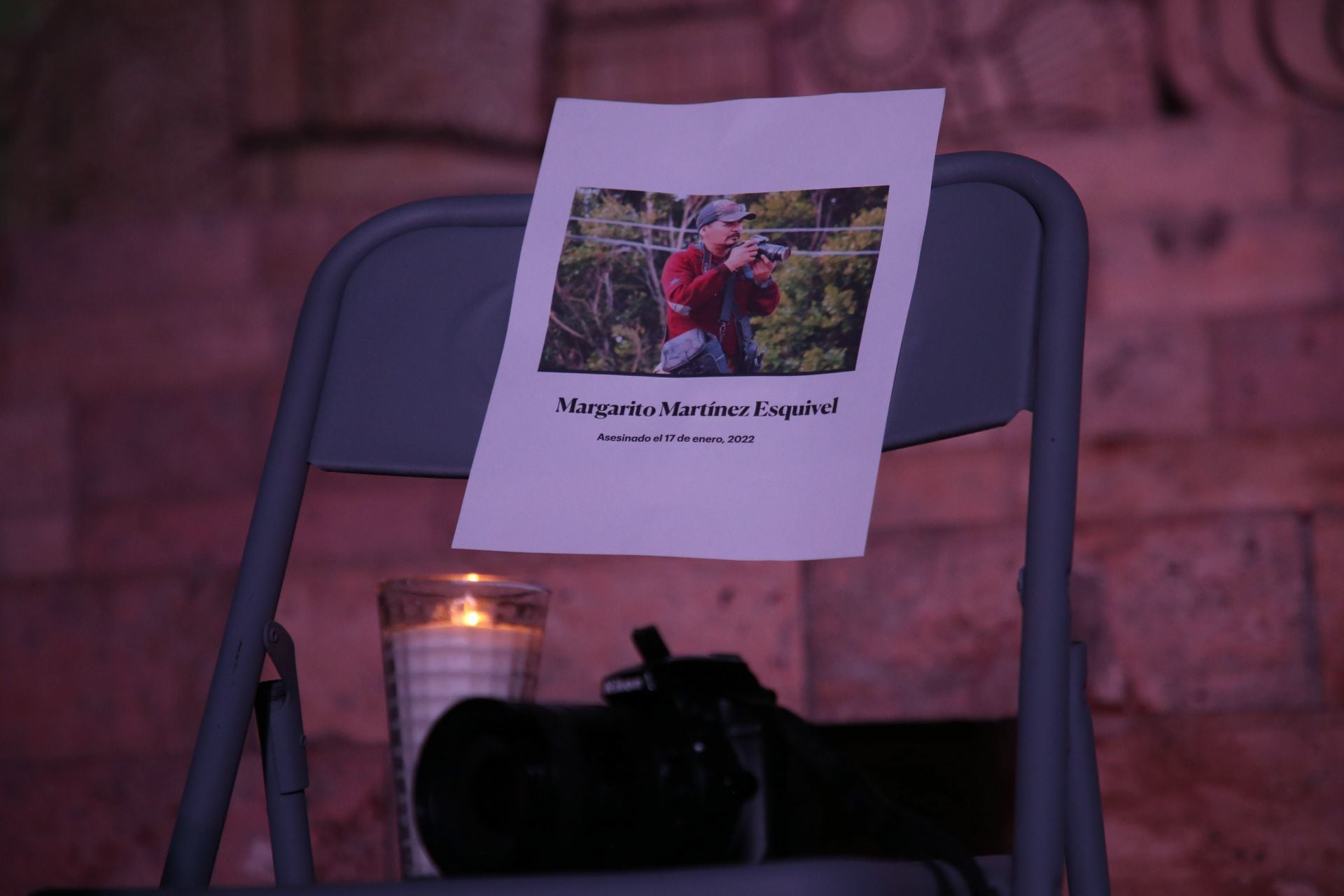 MÉRIDA, YUCATÁN, 14FEBRERO2022.- Cómo parte de la movilización nacional en contra de la violencia que sufre el gremio de periodistas en el país, esta noche decenas de periodistas de la entidad se manifestaron en el monumento a la Patria para exigir justicia por los asesinatos de los compañeros José Luis Gamboa Arenas, Margarito Martínez Esquivel, Lourdes Maldonado López, Roberto Toledo Barrera y Heber López Vasquez, tan sólo en lo que va del año 2022.
FOTO: MARTÍN ZETINA/CUARTOSCURO.COM