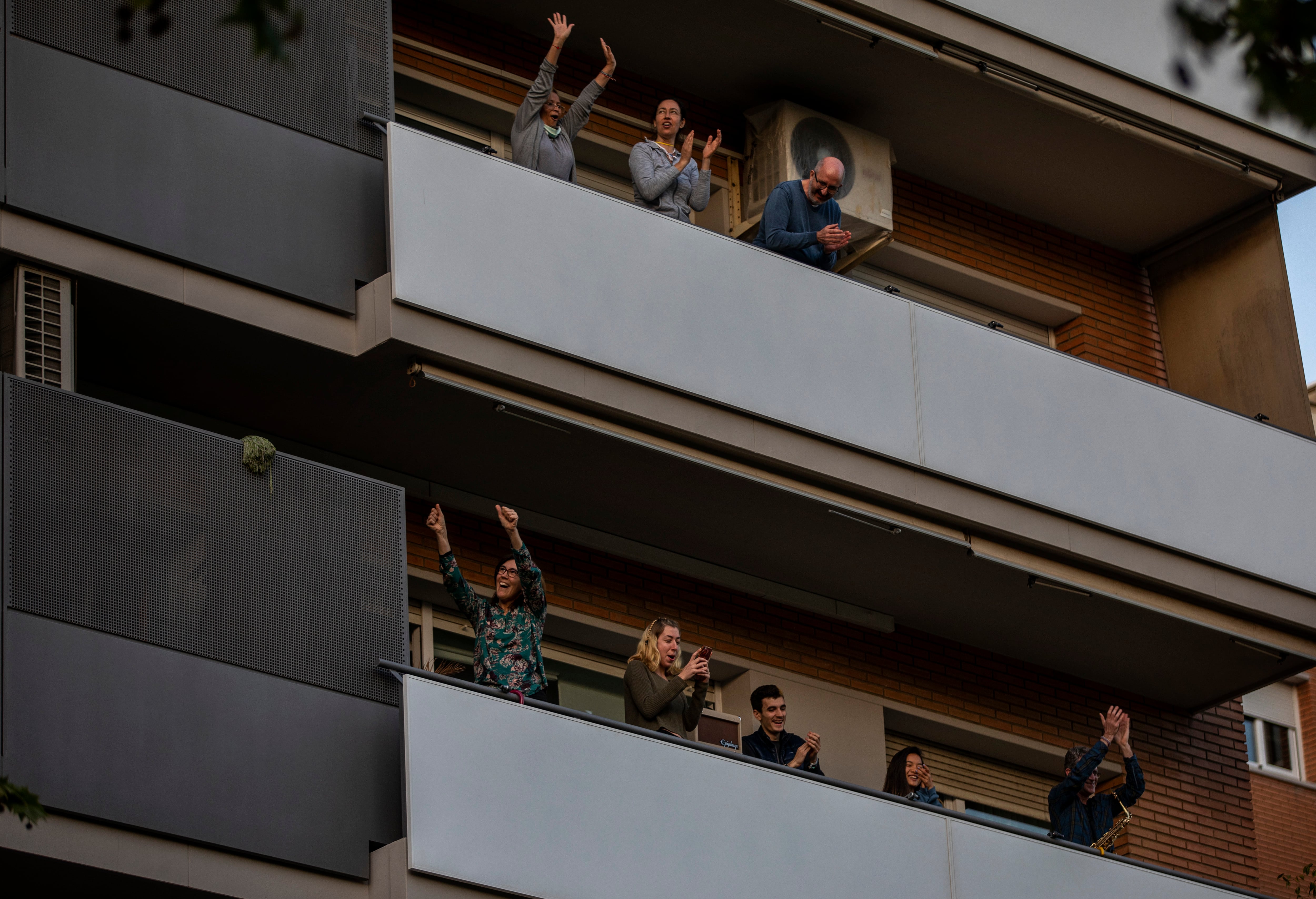 Españoles. Apoyo a médicos.