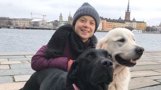 Greta Thunberg celebra regreso a casa con foto de sus perros
