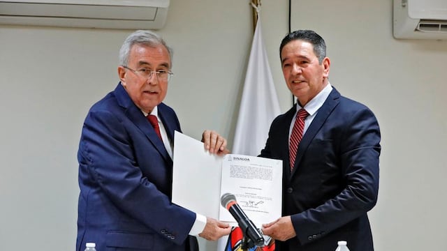 Rubén Rocha asiste a la toma de protesta de Miguel Chávez Pérez.