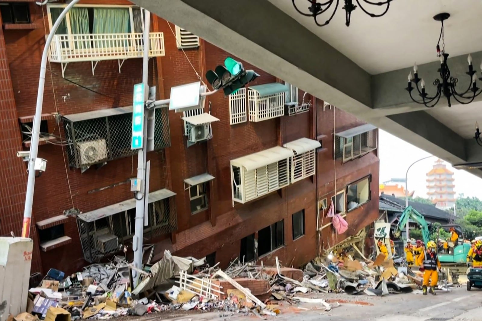 Edificios inclinados apunto de derrumbarse tras terremoto de magnitud 7.4 en Taiwán y equipos de rescate trabajan a toda velocidad