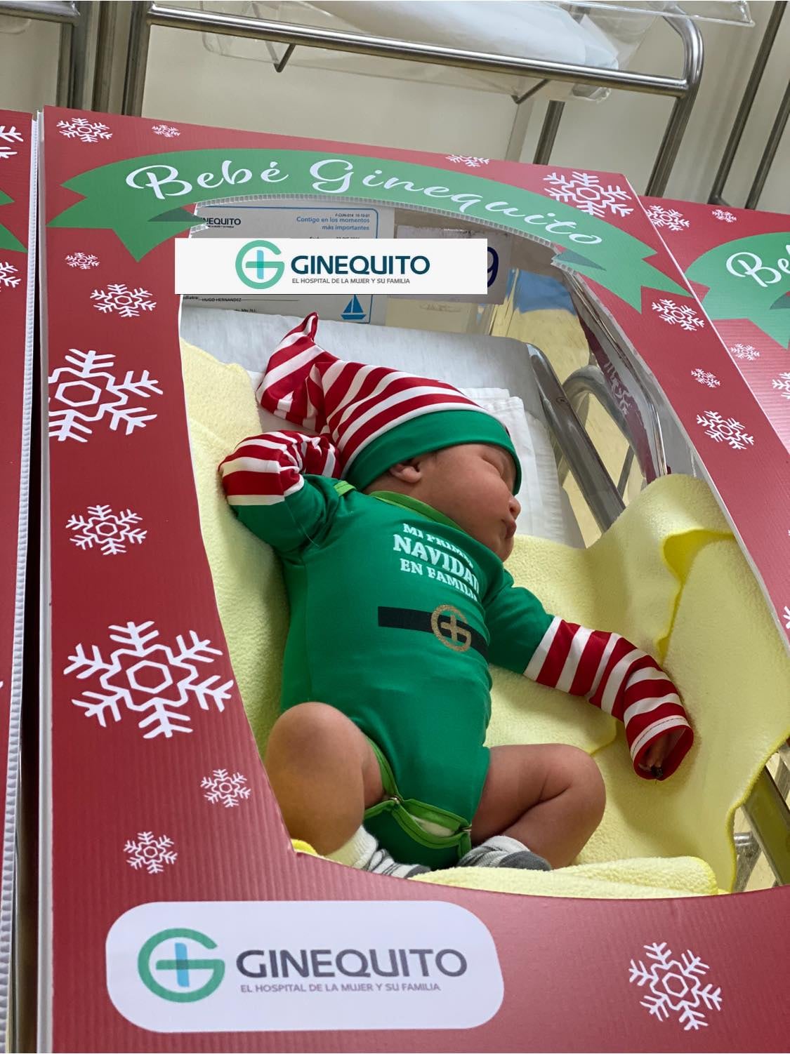 Bebés vestidos de elfos de Navidad