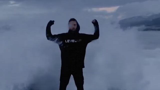 Influencer siendo derribado por la ola