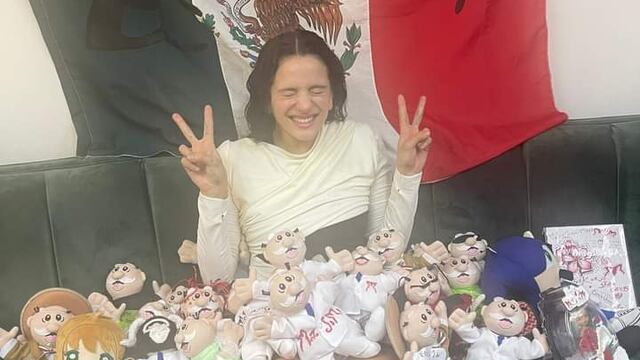 Rosalía modifica la bandera de México para escribir Motomami.