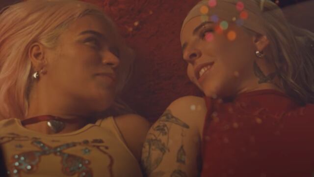 Young Miko y Karol G protagonizan el video oficial de Contigo