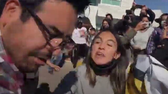 Mujer cacheteó a ayudante de AMLO