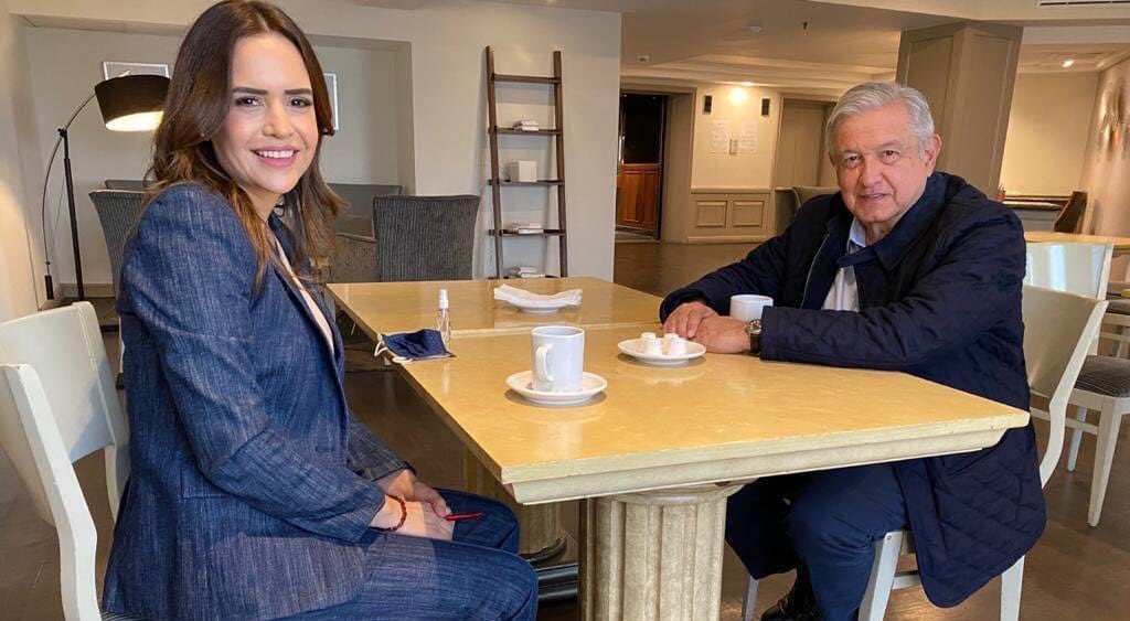 Clara Luz Flores y AMLO