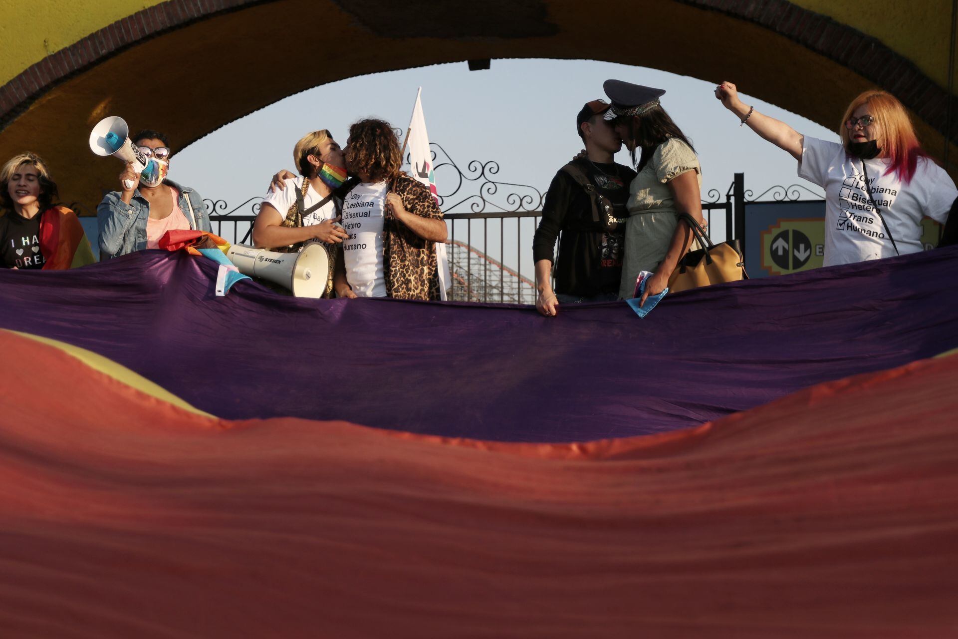 Realizan ‘besotón’ contra la homofobia en Six Flags