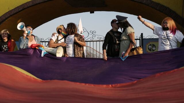 Realizan ‘besotón’ contra la homofobia en Six Flags