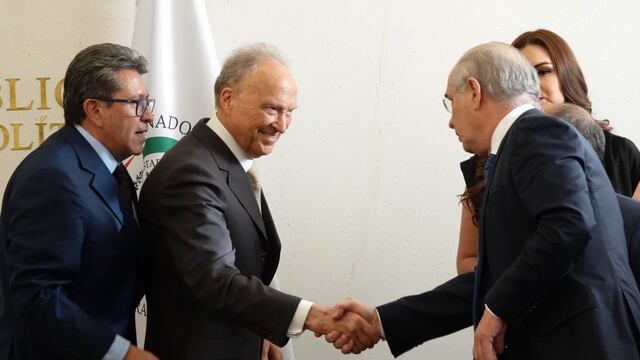 Alejandro Gertz Manero, fiscal General de la República, saludó a Julen Rementería, coordinador de la bancada del PAN, durante su llegada en el Senado de la República