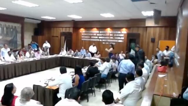 Video muestra a mapaches que caen en sesión de Cabildo en Acapulco.
