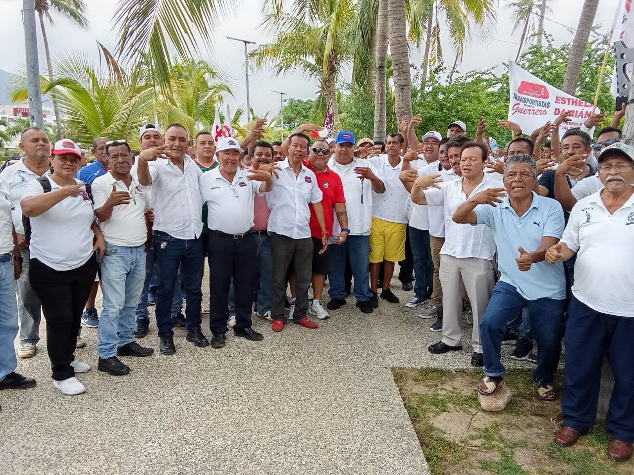 Transportistas realizan caravana vehicular en Acapulco.