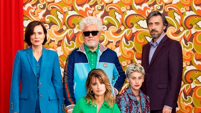 Pedro Almodóvar con el elenco de 'Madres paralelas'